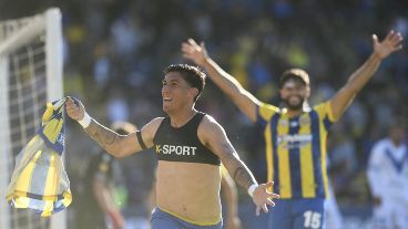 El Canalla lo dio vuelta con dos cabezazos.