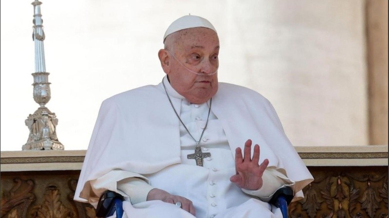 El papa reaparece ante los fieles en la plaza de San Pedro durante su convalecencia.