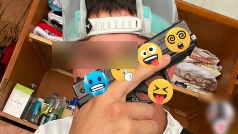 Pose de gánster. Extracto de la insólita exhibición en la popular red social.