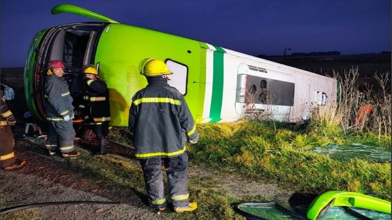 El colectivo realizó una maniobra en el cruce con la ruta 76 y se produjo un descalzamiento.