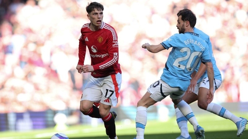 Garnacho encara ante Bernardo Silva. El argentino jugó todo el partido.