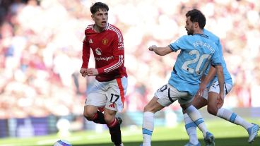 Garnacho encara ante Bernardo Silva. El argentino jugó todo el partido.