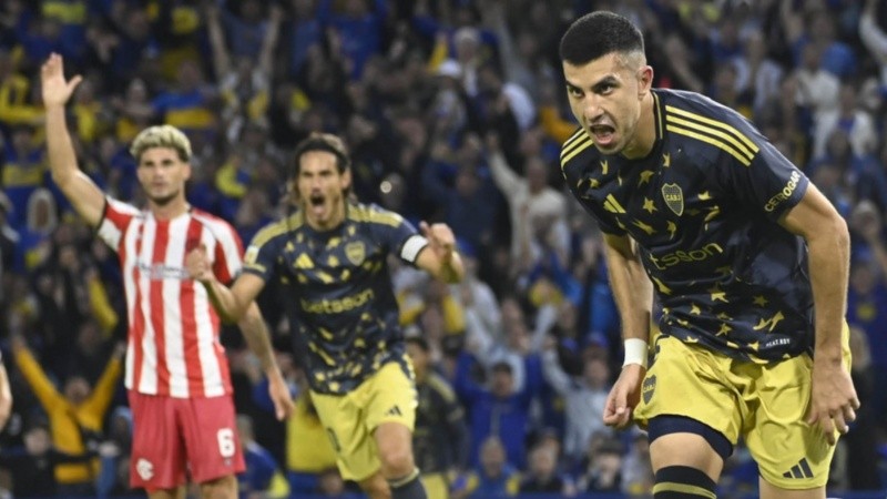 Battaglia grita. El Xeneize, con pilcha alternativa, volvió a celebrar como local.