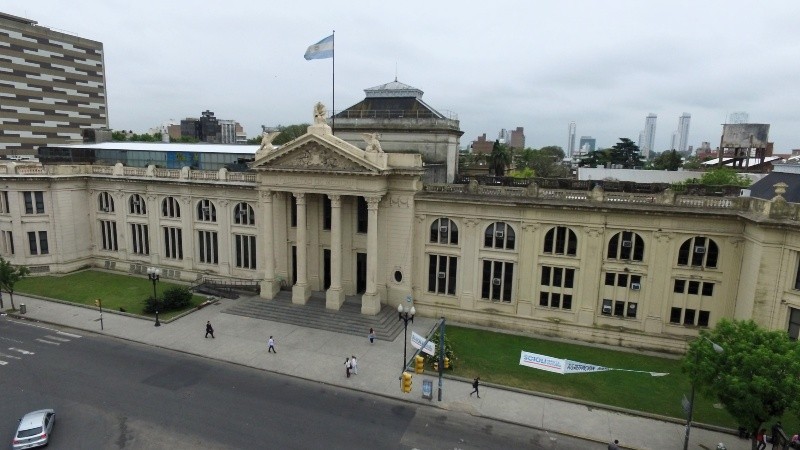 La facultad de Ciencias Médicas, en calle Santa Fe y avenida Francia.