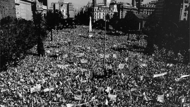 La reacción popular ante la inminencia del combate, en una marcha el 10 de abril (La Nación).