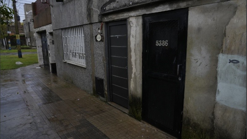 Uruguay al 5300, la casa en la que fueron asesinados una mujer y un hombre.