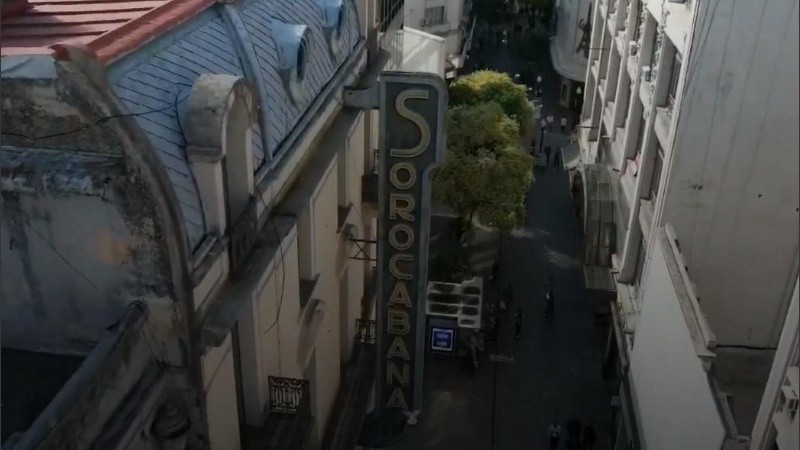 Una imagen aérea del cartel del café Sorocabana. “Captura de Pantalla” es una idea de Fabio Rodríguez, con la producción de Florencia Celman.