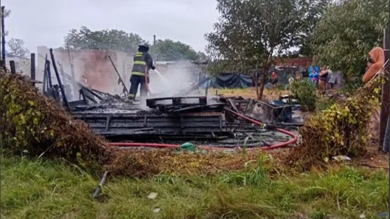 Así quedó la vivienda arrasada por el incendio luego de que la joven saliera con su hijo pequeño.