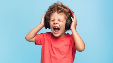 Más de 1.000 millones de jóvenes se encuentran en riesgo de desarrollar sorderas evitables y permanentes.