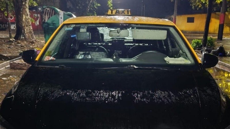 El taxi que manejaba la víctima.