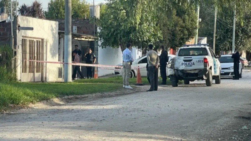 Según informaron medios locales, personal de la Dirección de Zoonosis y Bienestar Animal llegó hasta el lugar y se llevó al perro para activar el protocolo de rabia