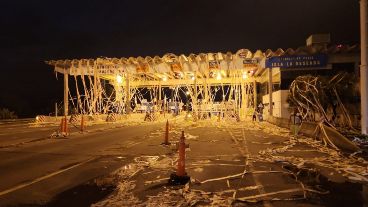 Así quedó el peaje del puente Rosario-Victoria con los rollos de papel colgados.
