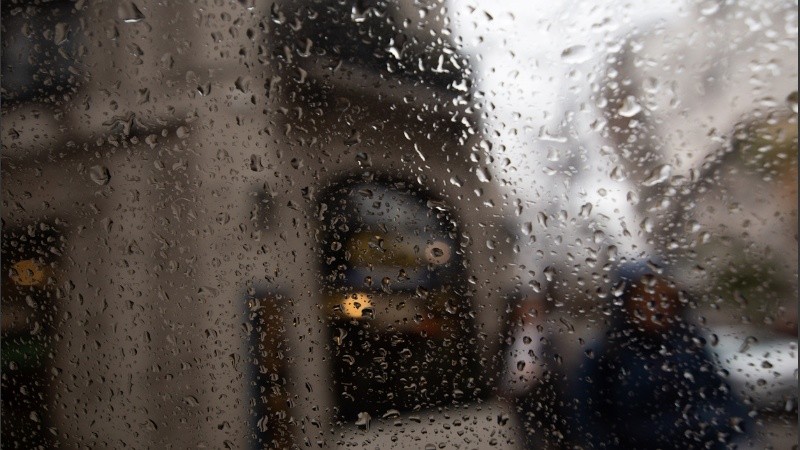 Miércoles gris y mojado en Rosario.