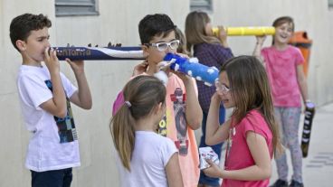 Especialistas recuerdan que es clave realizar en forma anual un control auditivo en niños en pos de detectar y abordar tempranamente cualquier dificultad