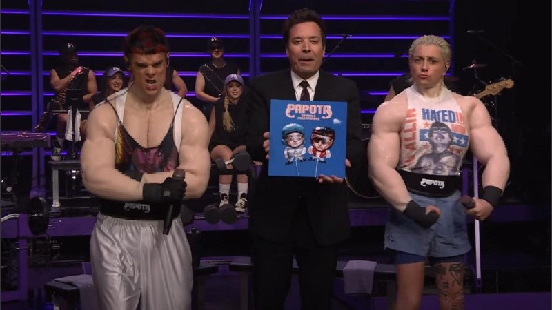 Ca7riel, Jimmy Fallon y Paco Amoroso.