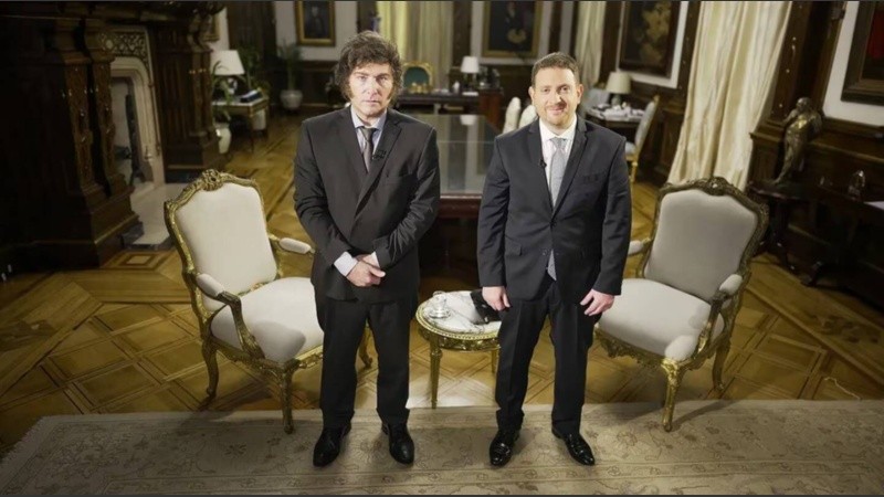 Milei cuestionó que los medios llevan a hablar a Melconian. El que lo entrevistaba era su amigo Joni Viale.