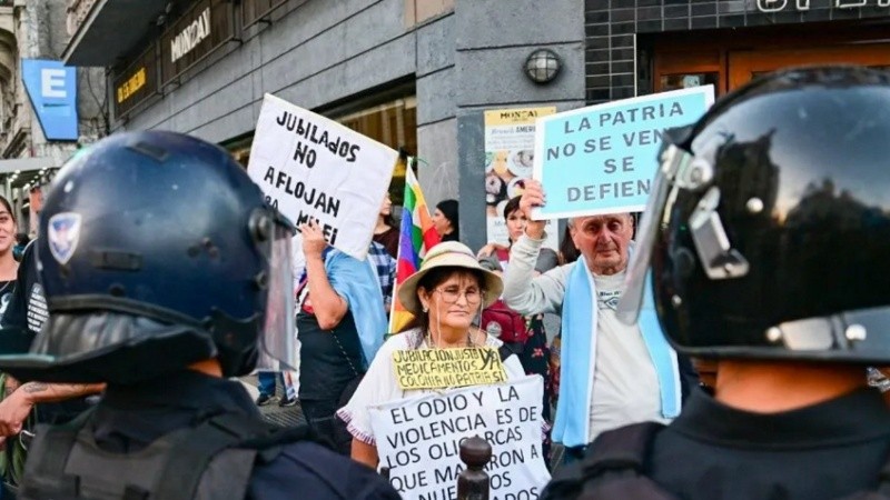 Nuevo reclamo de jubilados con participación de la CGT y movilización hacia el Congreso en medio de un fuerte operativo policial.