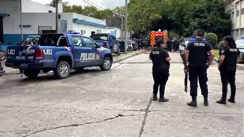 La escena incluyó a decenas de policías, dotaciones de bomberos y un detenido en calzoncillos.