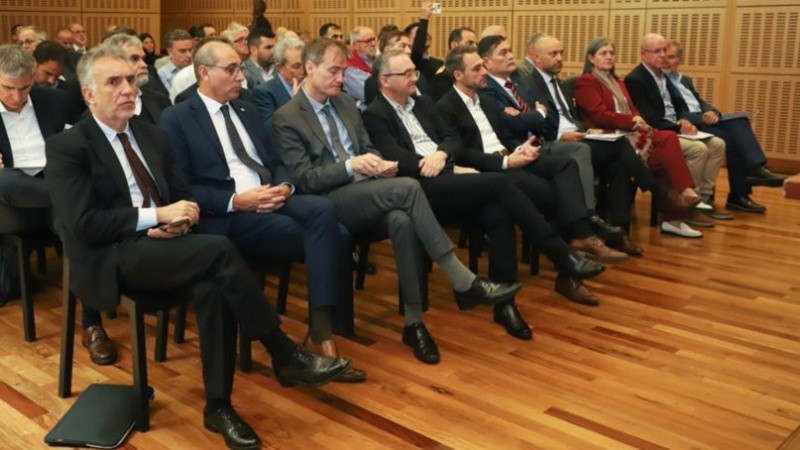 Referentes empresarios en la primera reunión de la  Mesa de Dialogo Interdisciplinaria para el Desarrollo Fluvial de la Hidrovía