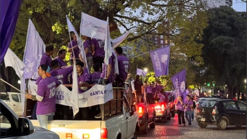 Así cerraron la campaña los candidatos de La Libertad Avanza desde la zona del Monumento a la Bandera.