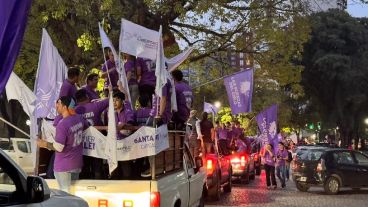 Así cerraron la campaña los candidatos de La Libertad Avanza desde la zona del Monumento a la Bandera.