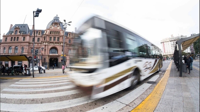 Trenes, subtes y vuelos se habían cancelado, pero funcionan los colectivos.