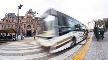 Trenes, subtes y vuelos se habían cancelado, pero funcionan los colectivos.