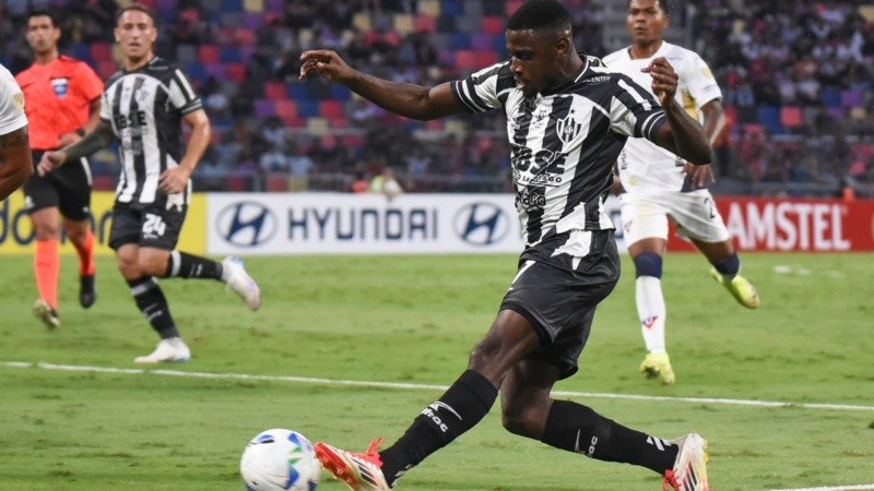 Central Córdoba (SdE) dio un histórico golpe tras vencer como visitante por 2 a 1 a Flamengo de Brasil.