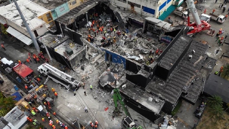 El techo de la discoteca Jet Set colapsó durante la madrugada del martes, en pleno show del cantante de merengue Rubby Pérez.