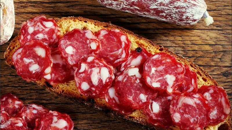 En su rótulo presenta el Registro Nacional de Establecimientos (RNE) y el Registro Nacional de Productos Alimenticios (RNPA) en trámite, por lo que es un alimento falsificado.