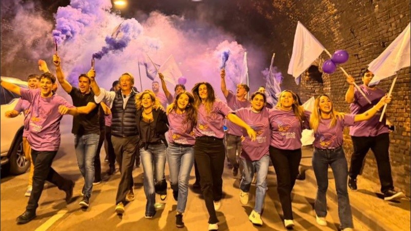 La caravana de La Libertad Avanza, con bengalas en el túnel de avenida Arturo Illia