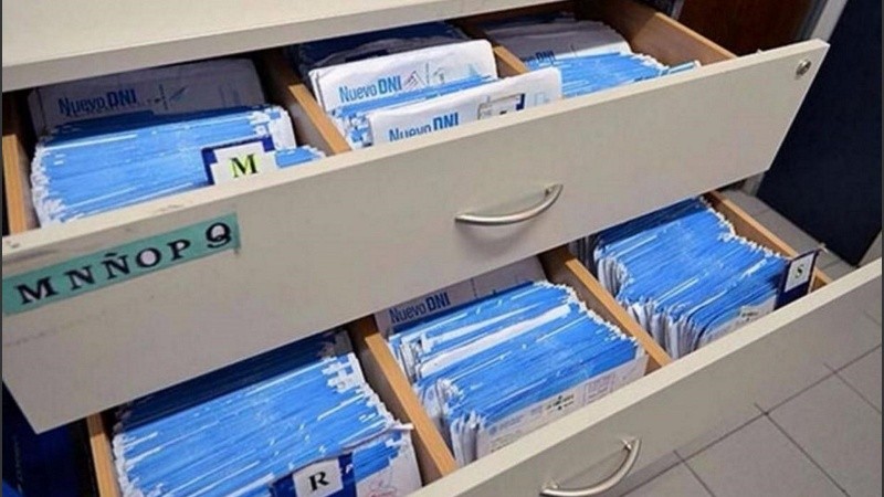 Muchos DNIs esperan a ser retirados en el Registro Civil.
