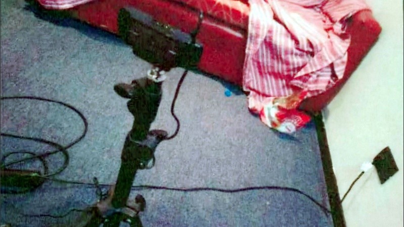 Un sillón y un celular para el streaming sexual montado en el departamento allanado en avenida Santa Fe al 800 del barrio de Retiro.