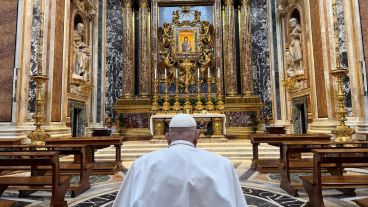 El papa Francisco volvió a salir de su residencia en el Vaticano, donde se recupera de una fuerte infección respiratoria que le mantuvo 38 días hospitalizado.