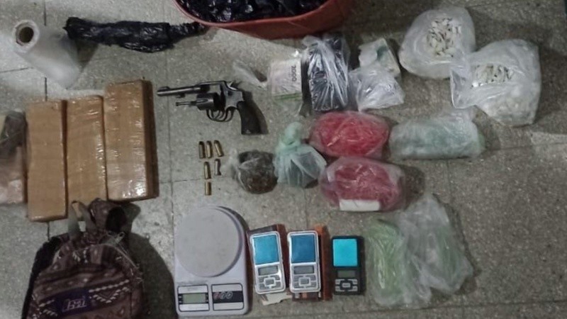 La secuencia con detenidos y miles de papeles de cocaína tuvo lugar en un asentamieto.