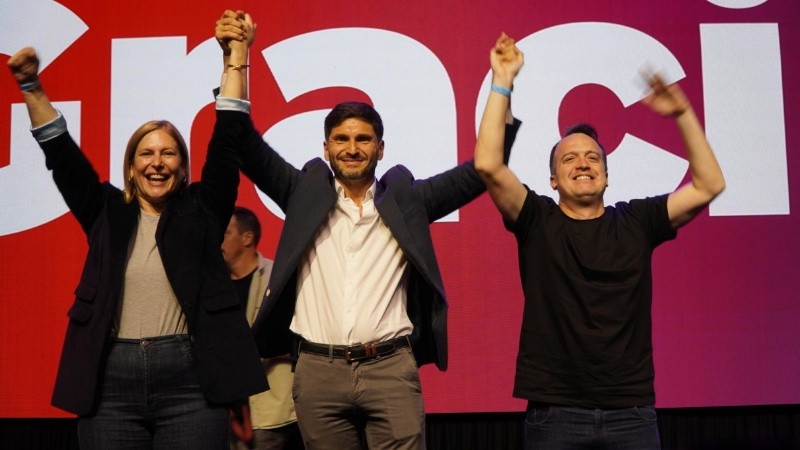 Pullaro junto a Scaglia y Popi Blanco festejando el triunfo en la provincia