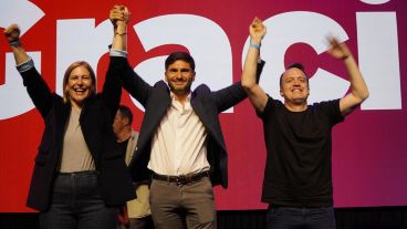 Pullaro junto a Scaglia y Popi Blanco festejando el triunfo en la provincia