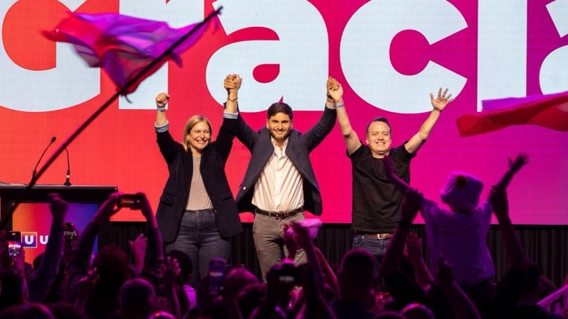 El gobernador Pullaro, junto a la presidente del PRO, la vicegobernadora Scaglia, y el titular del Partido Socialista, Joaquín Blanco.
