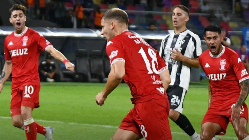 El ex Newell's Miljevic, en modo goleador este torneo, celebra el tanto del triunfo.