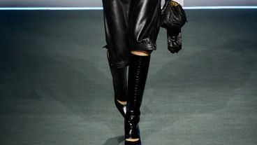 Su comodidad y versatilidad, sumados a toque chic que aporta el corte y el material, hacen que este pantalón eleve cualquier look