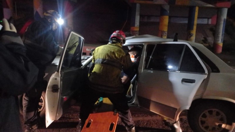 El momento del rescate del conductor atrapado.