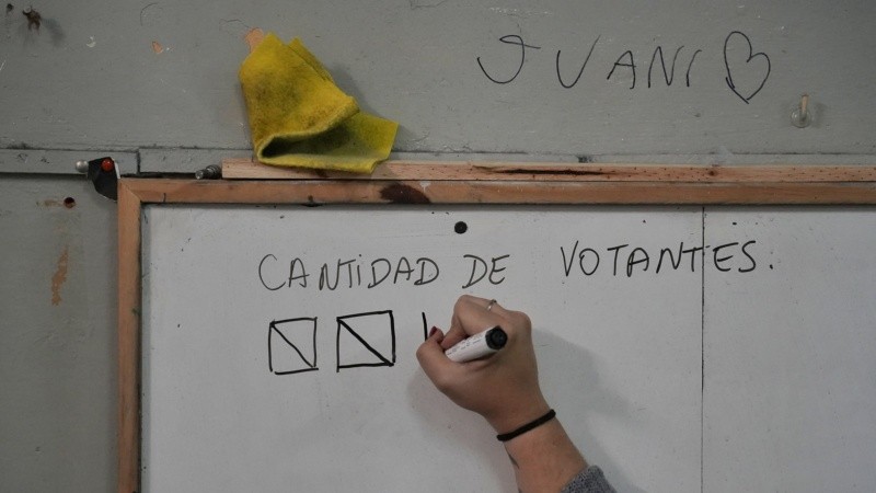 Los rosarinos acudieron a las escuelas el pasado 13 de abril. Hubo una baja participación ciudadana.