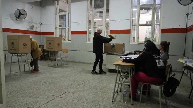 Los rosarinos acudieron a las escuelas el pasado 13 de abril. Hubo una baja participación ciudadana.