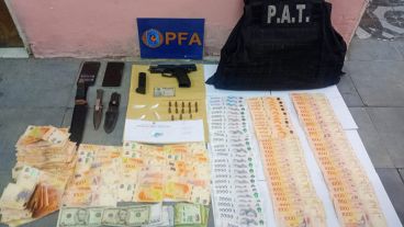 Además de droga, durante los procedimientos ilegales los policías imputados secuestraron armas y dinero.