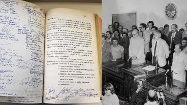 El acta firmada por muchos ciudadanos, de compromiso con la democracia/El recinto de sesiones en una asamblea ciudadana.