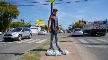 Jorge Luis es de Venezuela. Cruzó Argentina a dedo y caminando; se quedó en Rosario hace tres años.