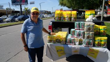 Hugo apostó a la yerba misionera y convirtió la caja de su camioneta en exhibidora a cielo abierto.