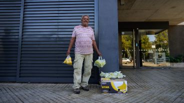 Montevideo y Avellaneda: Mario fracciona bananas y limones en bolsas que ofrece a 2.000 pesos.