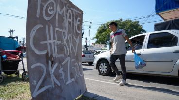 Alan y su familia ofrecen verduras desde el cantero de Provincias Unidas y Pellegrini.