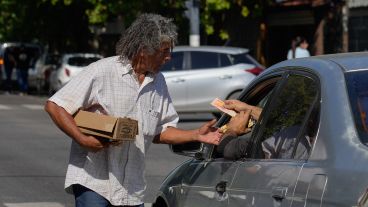 Primero se hizo cartonero. Fue muy duro. Ahora vende cuatro turrones a mil pesos en Avellaneda y Pellegrini.